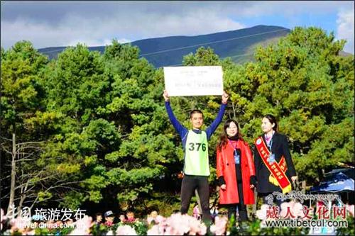 四川甘孜举办健康跑 400余人奔跑跑马山景区