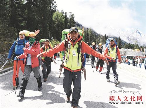 四川理县举办"亲近大自然，醉美半脊峰"登山大会