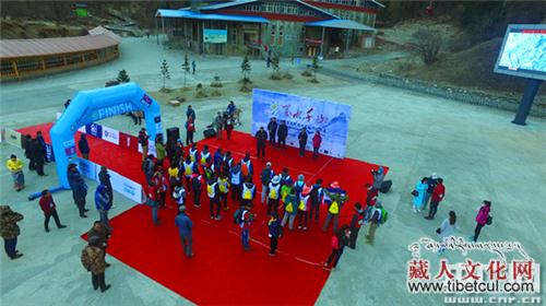 首届亚太地区商学院阿坝州全地形徒步挑战赛举行