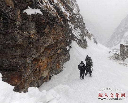 西藏聂拉木至樟木段公路雪阻路段奋战除雪抢通现场直击