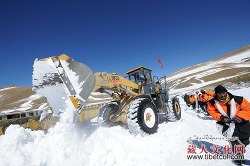 通车后的中尼公路：聂拉木日喀则路段恢复小型车辆通行