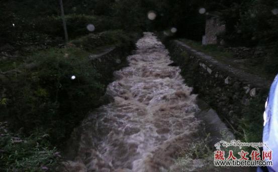 甘孜丹巴岳扎卡桠沟突发山洪乡村干部组织群众紧急转移避险