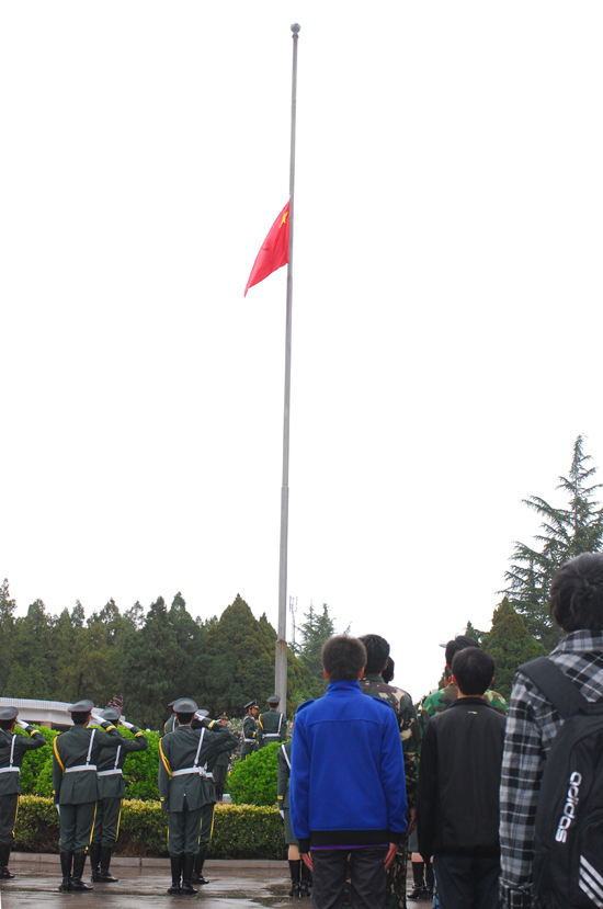 西北师大降半旗 全校师生为玉树强震罹难者默哀