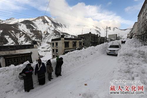 特大暴风雪袭击后的西藏聂拉木县城积雪平均厚度一米五