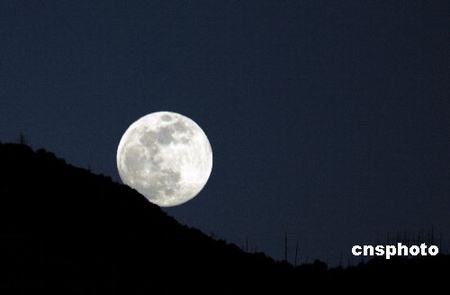 世界屋脊出现12年来最“大”月亮