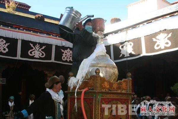 拉萨妇女藏历吉时大昭寺朝拜供奉女神“白拉姆”