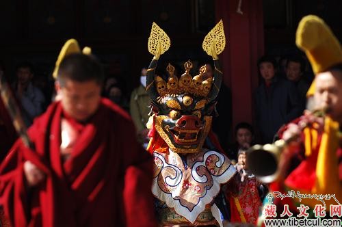 青海塔尔寺举行跳神活动 甘肃郎木寺举行晒佛仪式