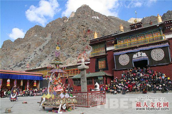 西藏楚布寺僧众举行“跳神”仪式  祈福美好新年