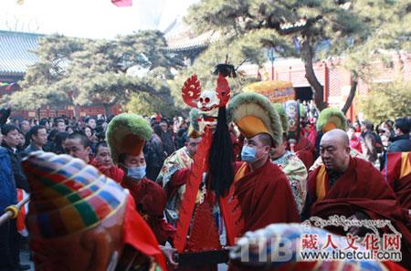 北京雍和宫举行庄严隆重“打鬼”仪式  祈求吉祥