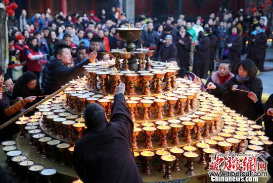 西安藏传佛教寺院广仁寺点亮万盏酥油灯祈福新春