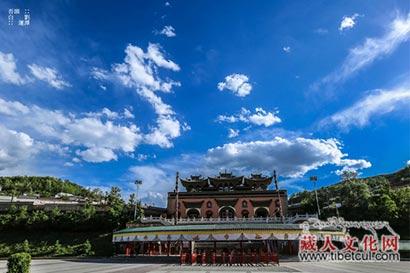 探寻宗喀巴诞生地——十万狮子吼佛像的弥勒寺