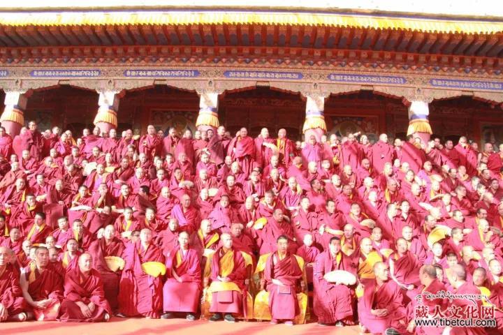 青海夏琼寺举行第六世夏日东活佛转世灵童坐床仪式
