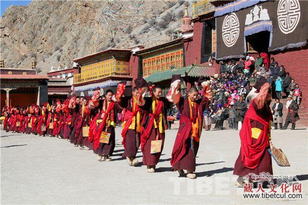 噶玛噶举楚布寺为举行冬季法会预演“跳神”仪式