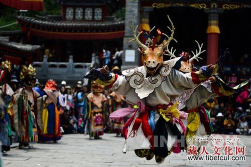 青海省西宁市湟中县塔尔寺近日举行“跳欠”仪式