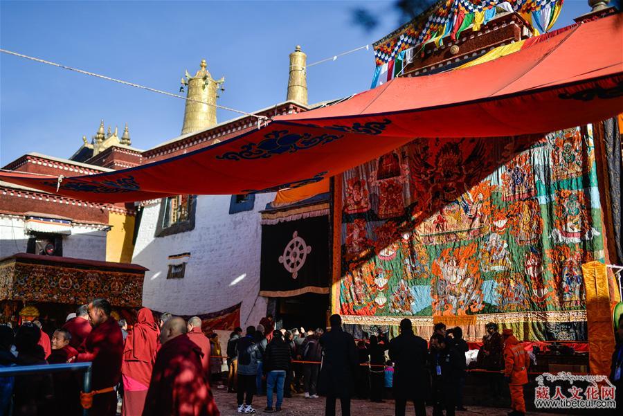 新年赐福 西藏群众朝拜色拉寺“色拉崩钦”