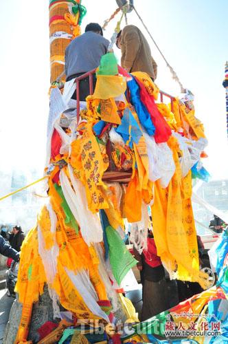 拉萨大昭寺广场金刚柱“换新衣”