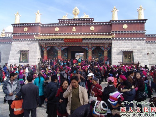 松赞林寺迎佛节万人祈愿