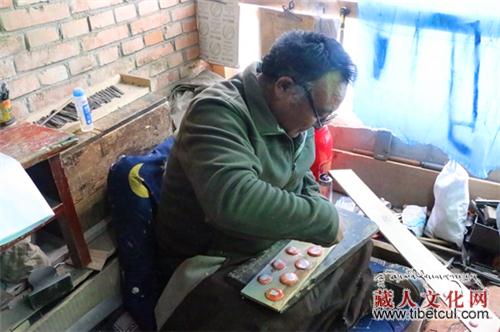 四川若尔盖花湖畔：一群藏族银匠的传承与坚守