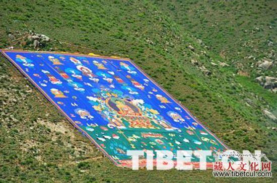西藏拉萨直贡噶举金锦宝串唐卡获称世界最大唐卡