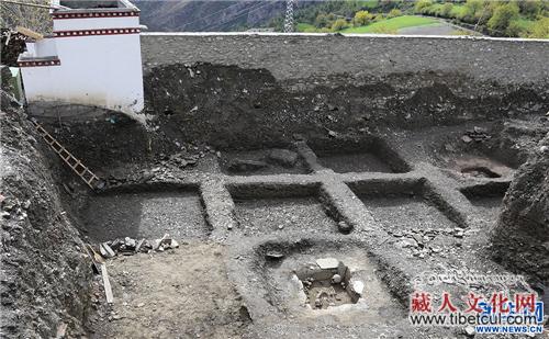 西藏山南市洛扎县考古发掘出土陶器最多墓葬