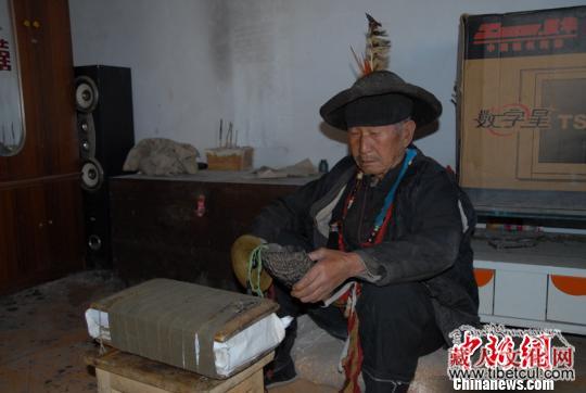 专家揭秘甘肃舟曲罕见苯教文献 或可追溯古文明源