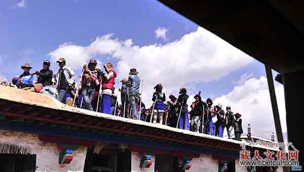 “打阿嘎”：西藏传统建筑工地上的集体舞蹈