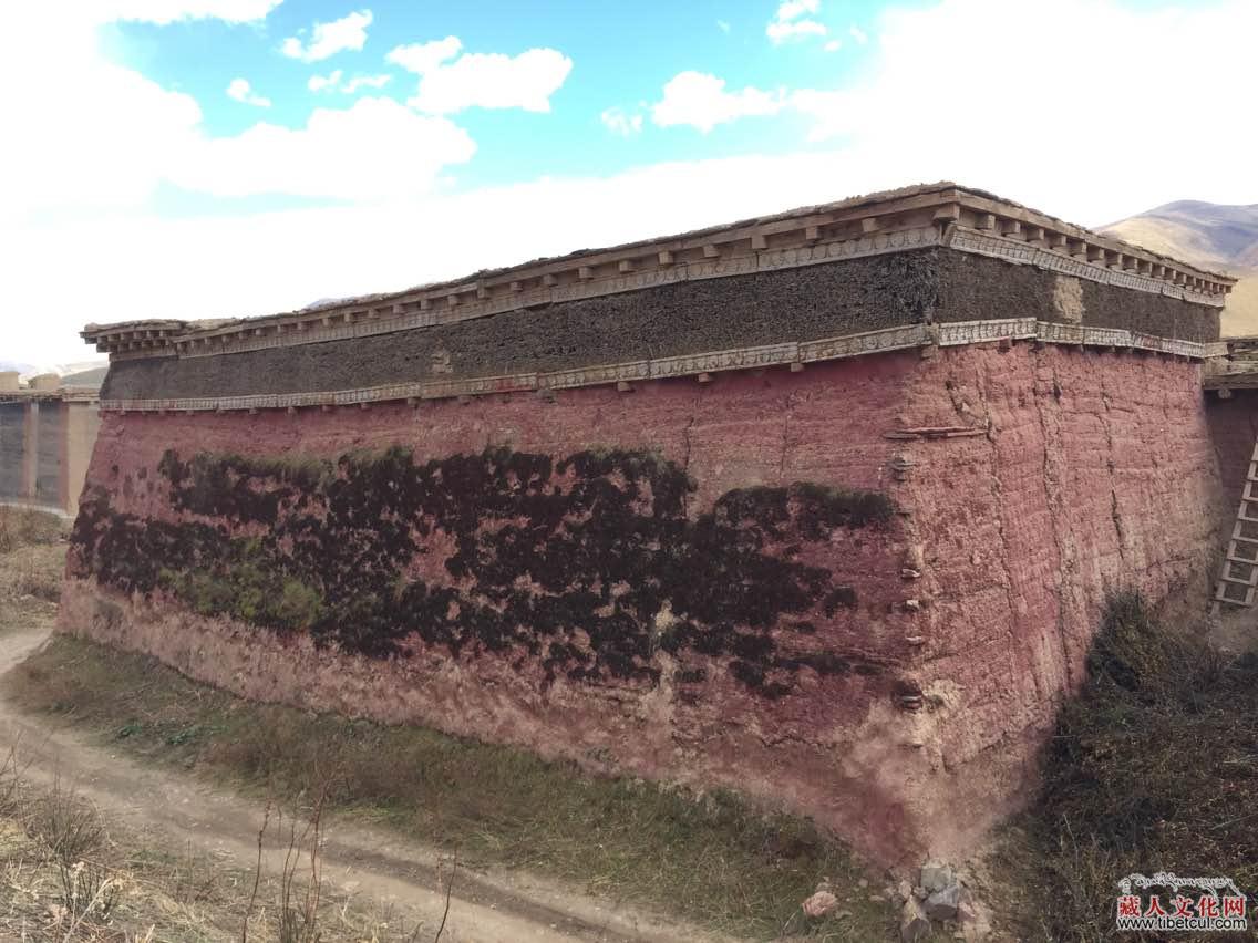 四川德格俄支乡古灵国遗址旁惊现古老壁画