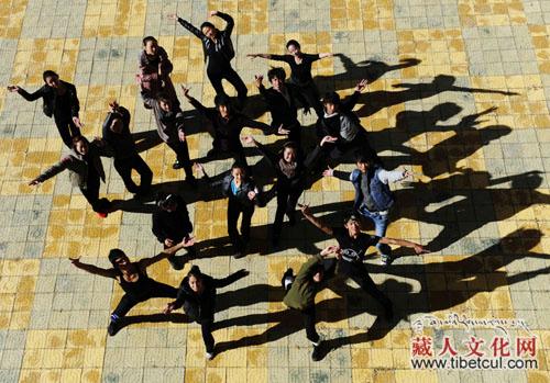 传承藏族民间艺术的学院派：西藏大学藏戏本科班