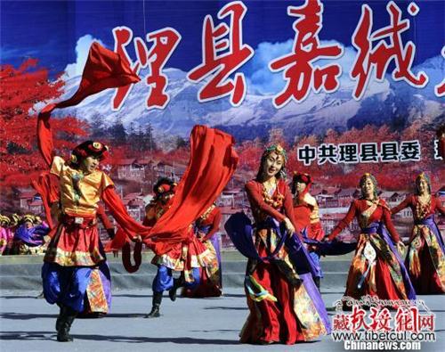 四川举办嘉绒藏族若木纽节 藏族民众载歌载舞