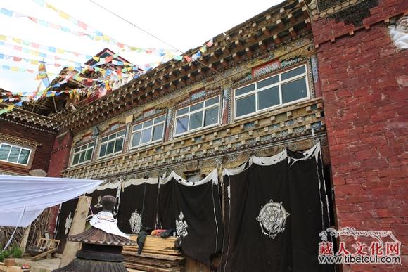 温教授在四川甘孜色达县金俄寺发现明代前期萨迦派壁画