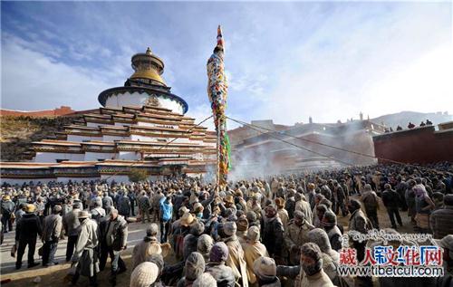 西藏举办一年一度竖经幡柱抛撒糌粑祈福活动