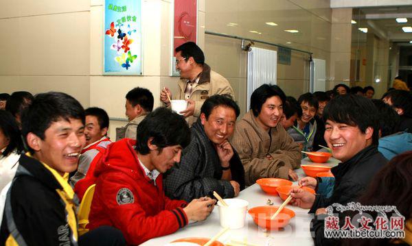 七百藏族学子在北京吃“古突”喜迎藏历铁兔新年