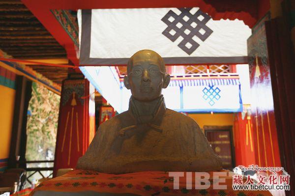 大隐于市的传奇学者根敦群培：乱世中坚守自己