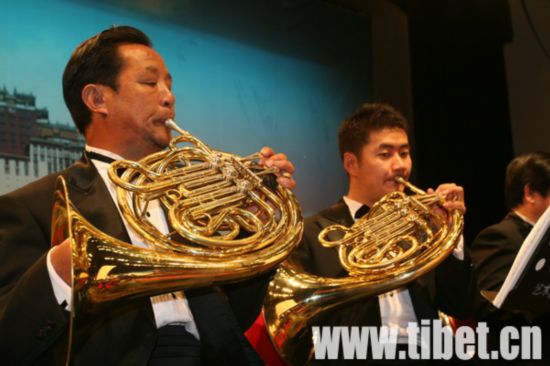西藏爱乐乐团进行带妆汇演 进京演出在即
