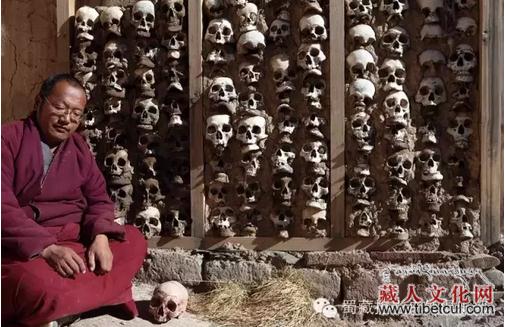 西藏比如县达尔木寺骷髅墙 丧葬文化的绝好例证