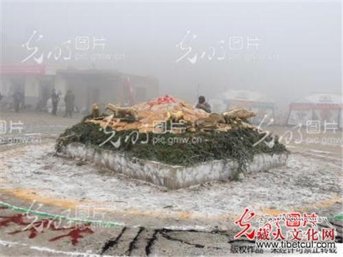 世界最大拉则青海省贵德“宗喀拉则”举行煨桑祭祀