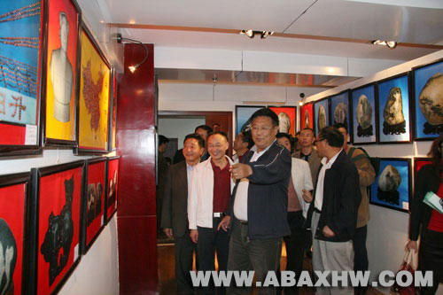 阿坝州举行首届民间艺术图片展