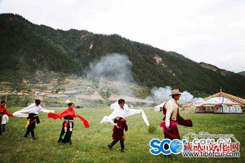 若尔盖藏族群众欢庆度炯节 祭祀驱病祈福健康