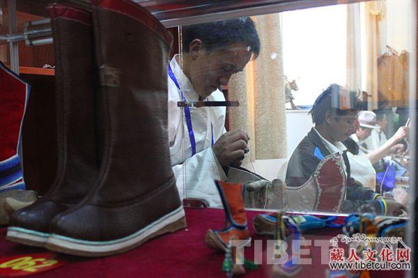 自由行走的生花妙品：将传统独特的藏靴传承下去