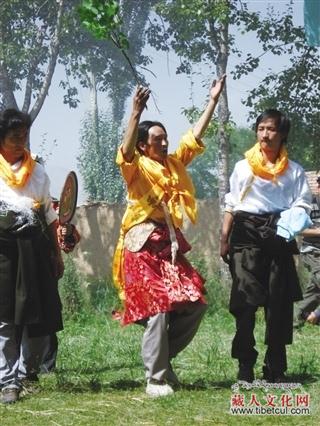 热贡藏乡六月会“周贝勒柔”：人与神的狂欢