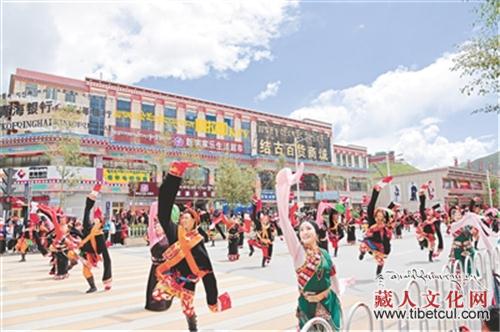 青海玉树举行“潇洒的康巴人”风情巡游活动