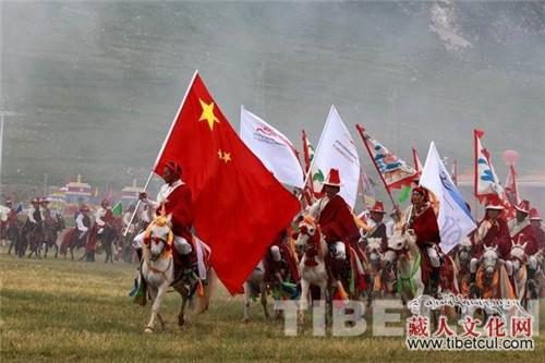 五星红旗在马背上飘扬 青海玉树赛马节盛大开幕