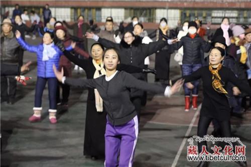 阿坝藏羌广场舞培训班在四川省马尔康市开班