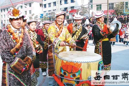 藏历新年白马藏族进行特色表演