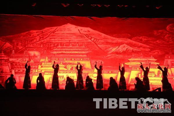 大型民族歌舞诗《耕耘天地间》在西藏拉萨试演