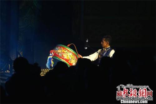舞台剧《藏香情》：借古老藏戏传播共同富裕理念