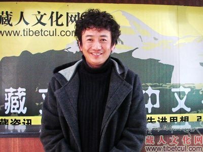 青年歌手劲松作客藏人文化网