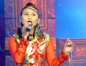 扎根雪域高原的藏族女孩央金兰泽的歌舞"缘"