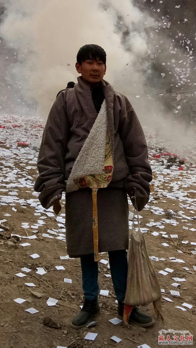 觉乃•完玛才让：将苦难埋入脚下的土地（组诗）