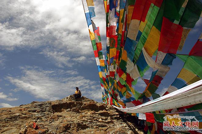 浮面歌吟——关于当代西藏文学生存与发展的一些断想